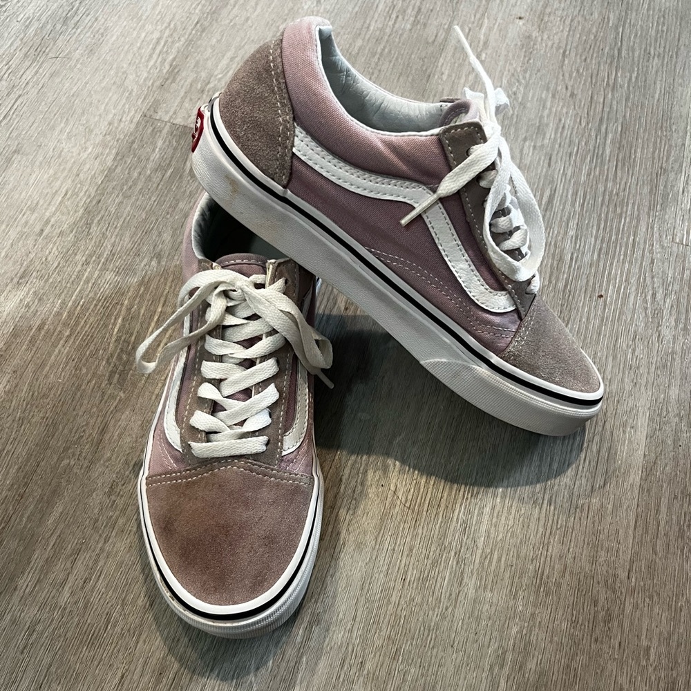 Vans tennis shoes lavender Sz Wms 7 / mens 5.5.